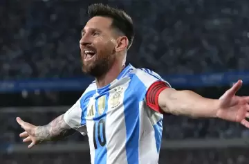 Lionel Messi recibió el año en Rosario y estrenando jarra cumbiera