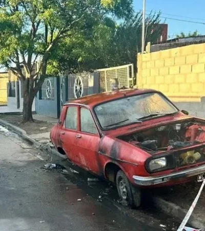 El Renault 12 incendiado