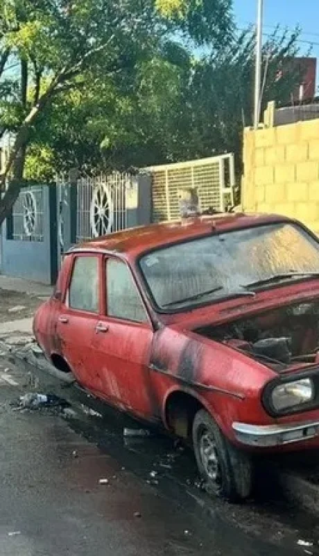 El Renault 12 incendiado