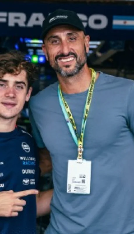 Manu Ginóbili estuvo con Franco Colapinto en la zona boxes