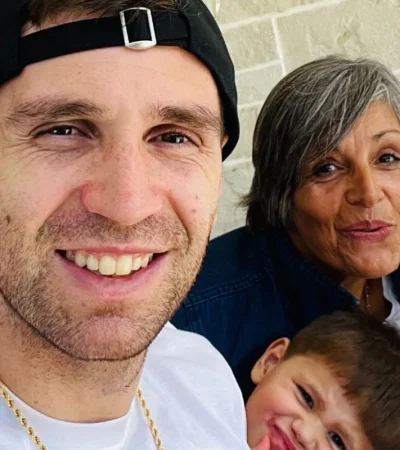 Dibu y su madre junto a su familia.