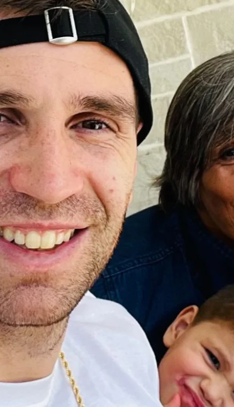 Dibu y su madre junto a su familia.