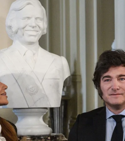 Momento en el que el presidente Javier Milei instaló oficialmente en la Casa Rosada de Carlos Menem junto a su hija Zulemita.