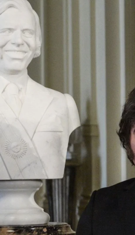 Momento en el que el presidente Javier Milei instaló oficialmente en la Casa Rosada de Carlos Menem junto a su hija Zulemita.