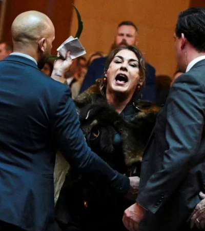 "¡Usted no es nuestro rey!", exclamaba Lidia Thorpe.