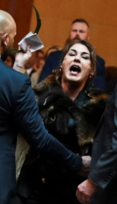 "¡Usted no es nuestro rey!", exclamaba Lidia Thorpe.