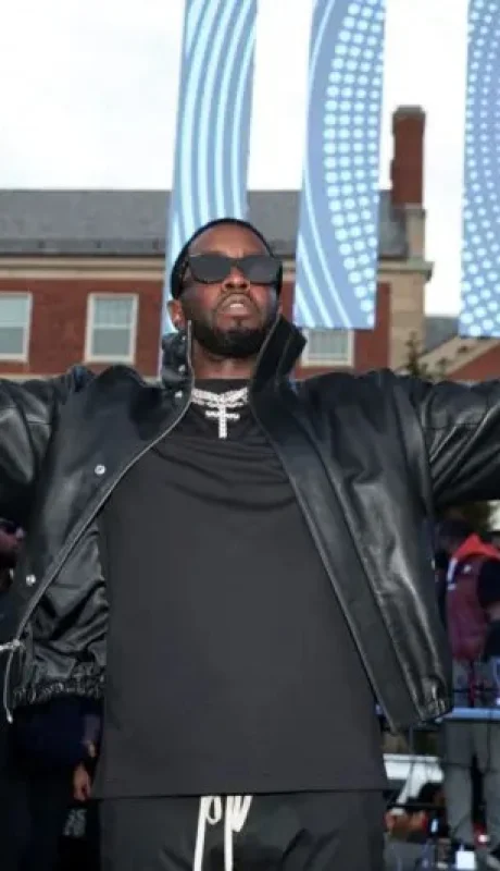 Acusan a P. Diddy por abusar de una menor en presencia de dos famosos