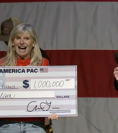 Elon Musk entregando un millón de dólares.