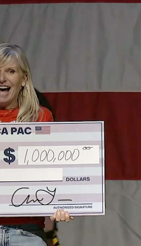 Elon Musk entregando un millón de dólares.