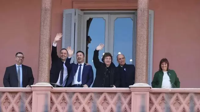 Milei saludando desde el balcón