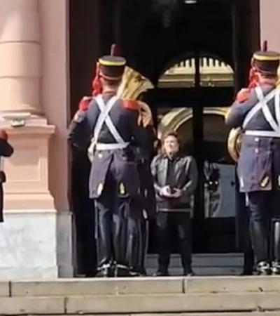 "No lo merezco": el llanto de Milei al recibir un regalo de los Granaderos en su cumpleaños