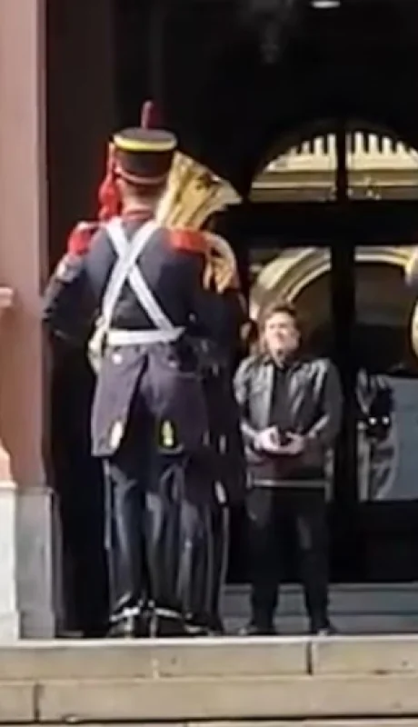 El llanto de Milei al recibir un regalo de los Granaderos en su cumpleaños