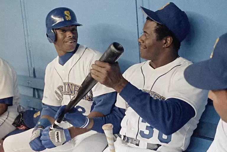 Ken Griffey, Jr. y Ken Griffey, Sr., en el banquillo de Seattle durante el partido de los Marineros contra los Tigres de Detroit.