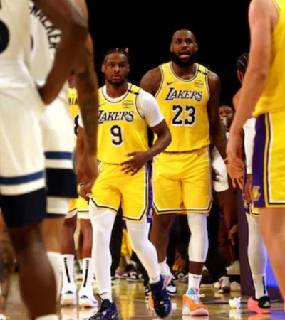 LeBron y Bronny  James segundos antes de hacer historia en la NBA.