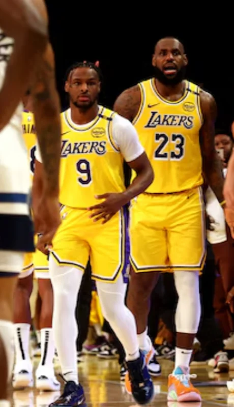 LeBron y Bronny  James segundos antes de hacer historia en la NBA.