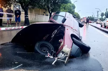 Impactante: un auto fue tragado por el asfalto tras fuertes lluvias