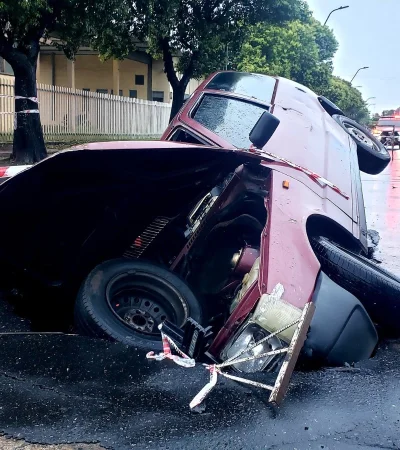 Un auto fue tragado por un pozo en plena calle