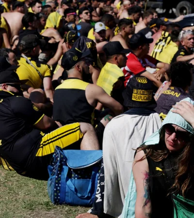 Cientos de hinchas de Peñarol fueron detenidos en Brasil.