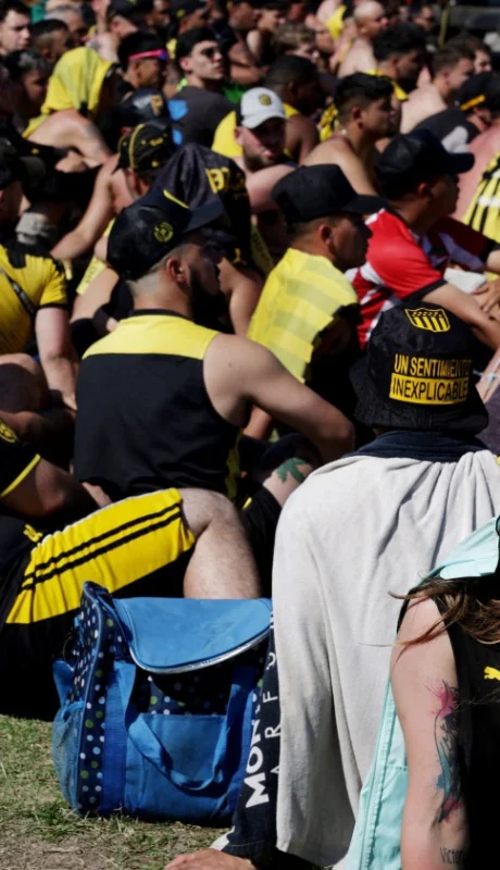 Cientos de hinchas de Peñarol fueron detenidos en Brasil.
