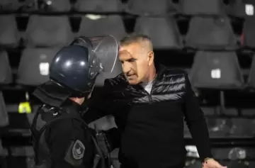 Cascini y Cavani embroncados contra el árbitro tras la derrota ante Racing