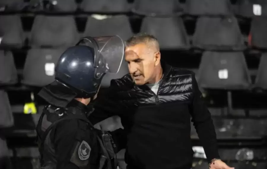 Raúl Alfredo Cascini hablando con un efectivo.