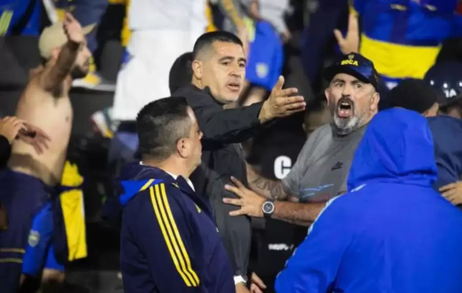 Presidente de Boca y sus hinchas en las tribunas del Marcelo Bielsa.
