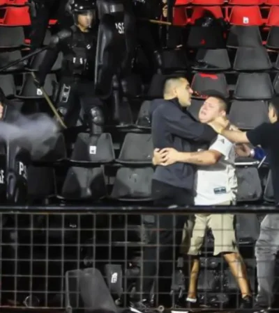 Riquelme y su abrazo en la tribuna.