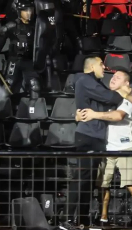 Riquelme y su abrazo en la tribuna.