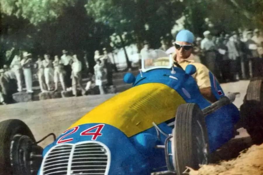 Juan Manuel Fangio, con una Maserati, en el callejero de Mar del Plata en 1949.