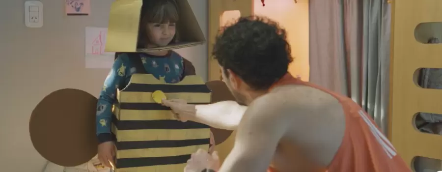 Una de las pruebas para el corredor fue diseñar un disfraz para su hijo según una exigencia del colegio donde asiste el chico.