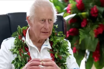 Carlos III ingiere una bebida narcótica en su visita a Samoa