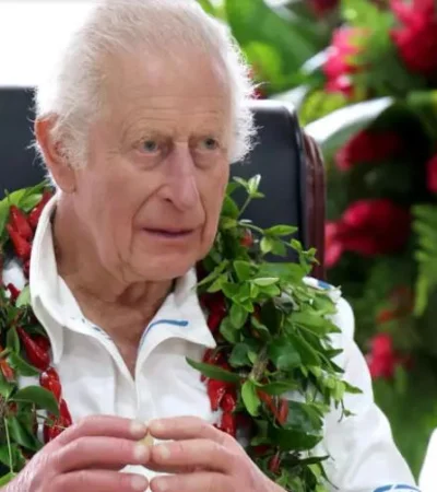 El monarca tuvo que degustar una bebida alucinógena para ser declarado Gran Jefe.