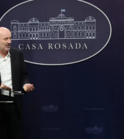 Federico Sturzenegger y Manuel Adorni.