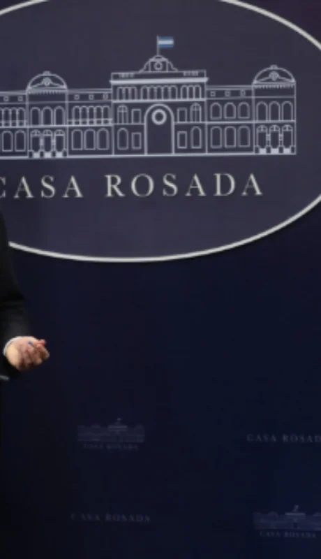 Federico Sturzenegger y Manuel Adorni.