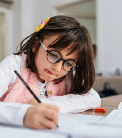 Existe una correlación entre el conjunto de neuronas que controla las manos y los dedos, con el sistema que controla la boca.