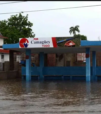 Los municipios orientales de la isla caribeña viven horas dramáticas por las intensas precipitaciones.