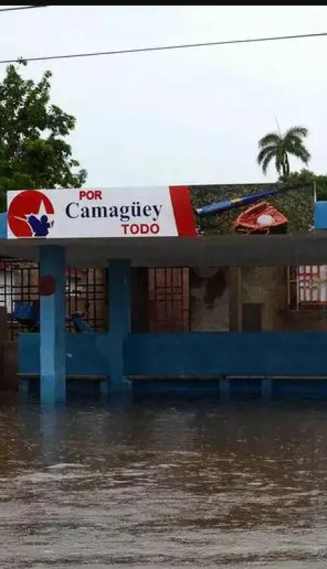 Los municipios orientales de la isla caribeña viven horas dramáticas por las intensas precipitaciones.