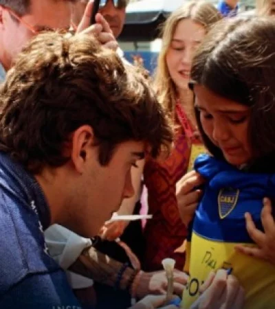 Franco Colapinto firmándole la camiseta de Boca a una nena que viajó desde Argentina para ver la carrera en México