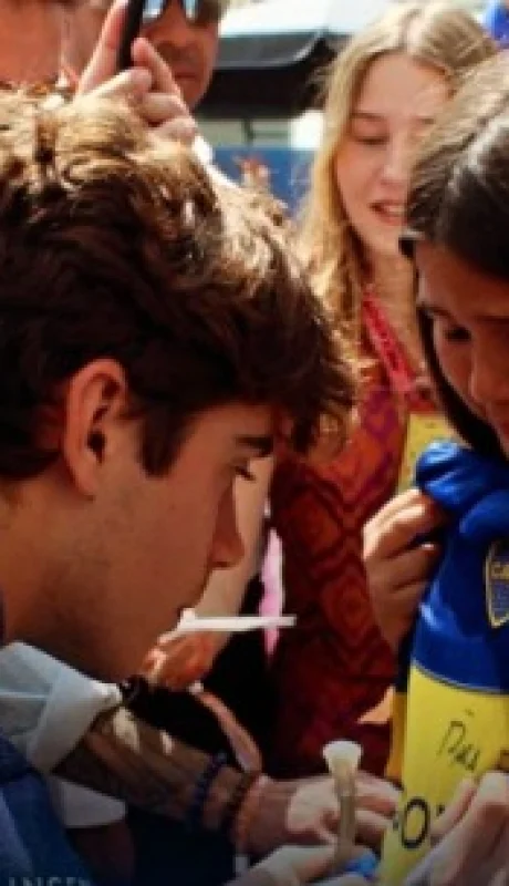 Franco Colapinto firmándole la camiseta de Boca a una nena que viajó desde Argentina para ver la carrera en México