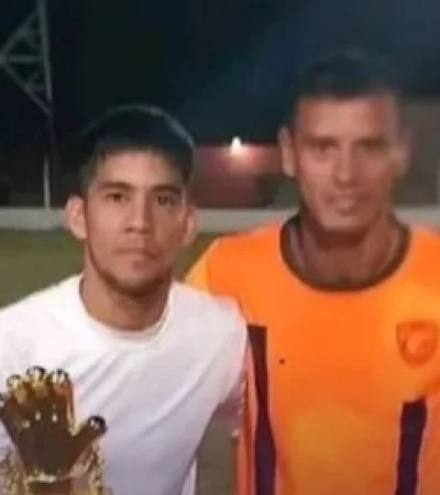 De blanco, el arquero César Múñoz