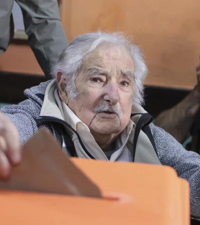 Uruguay decide su futuro: Mujica votó y criticó a Milei