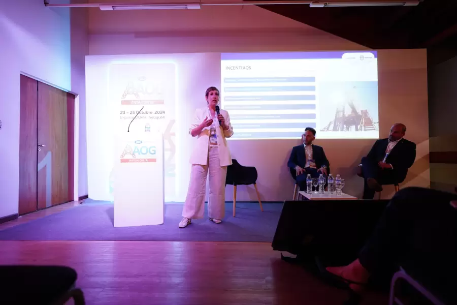 Jimena Latorre exponiendo en la AOG