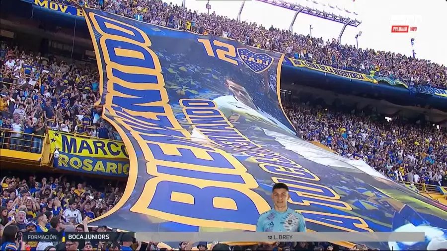 La hinchada de Boca desplegó una bandera de bienvenida a Gago