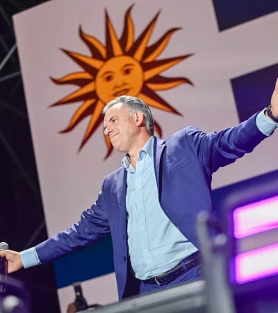 El candidato del Frente Amplio, Yamandú Orsi, logró el 52.1% de los votos en el balotaje