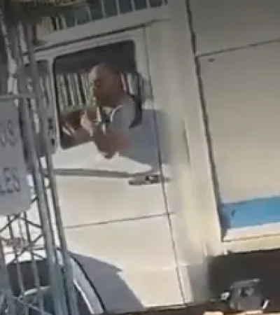 Momento en el que intentó liberar a su primo por la fuerza.