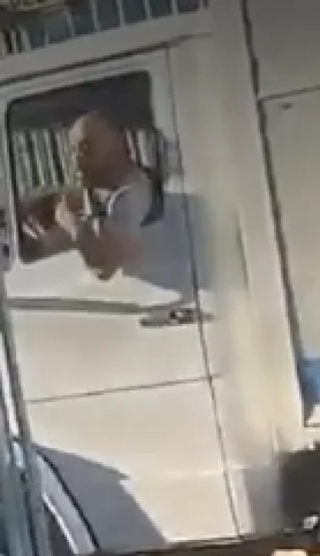 Momento en el que intentó liberar a su primo por la fuerza.