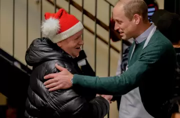 En acción con "sin techo", el príncipe William mostró fotos inéditas con Diana