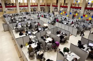 El Estado despide y el empleo y la capacitación se transforman en un problema