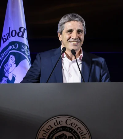 Caputo destaca la estabilidad financiera tras el retroceso del riesgo país