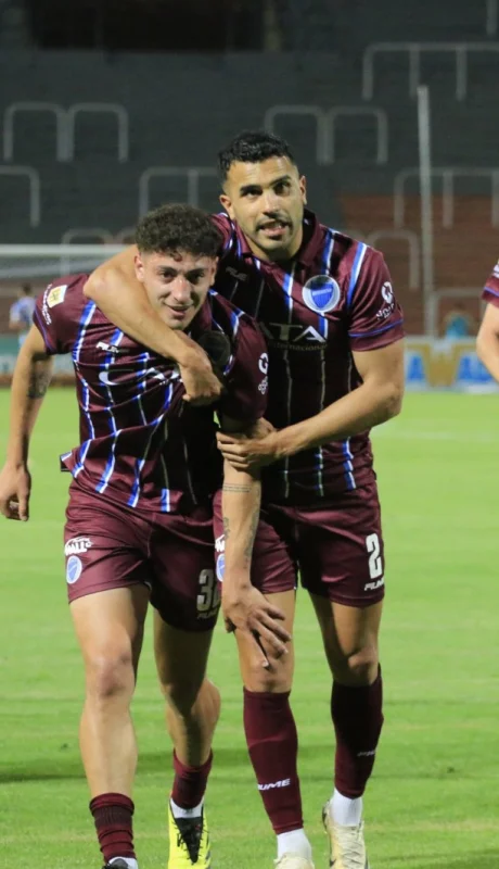 El Tomba y una parada brava ante el Decano.